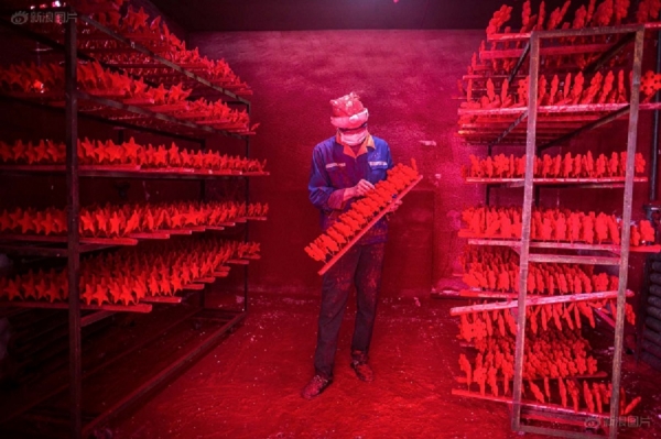 Santa's Chinese Workshop